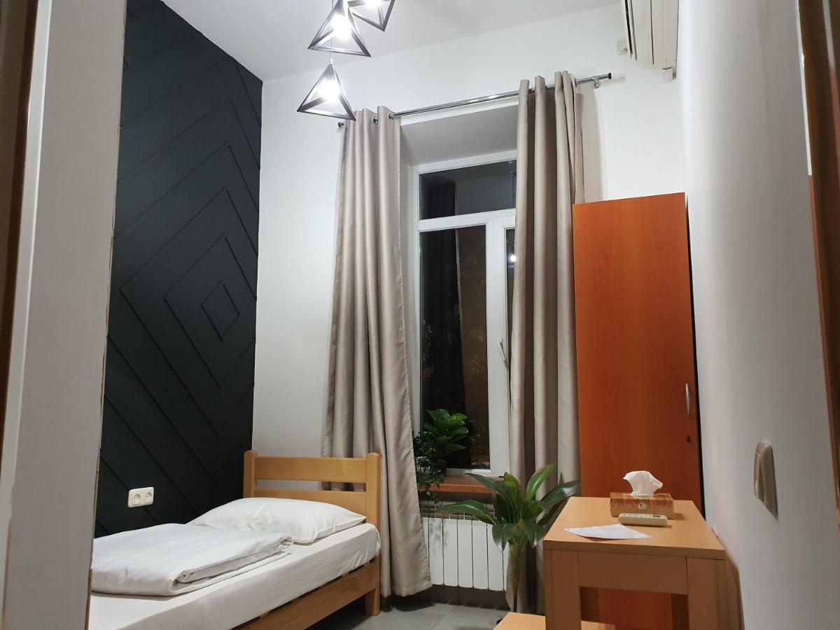 Envoy Hostel & Tours Yerevan Bagian luar foto