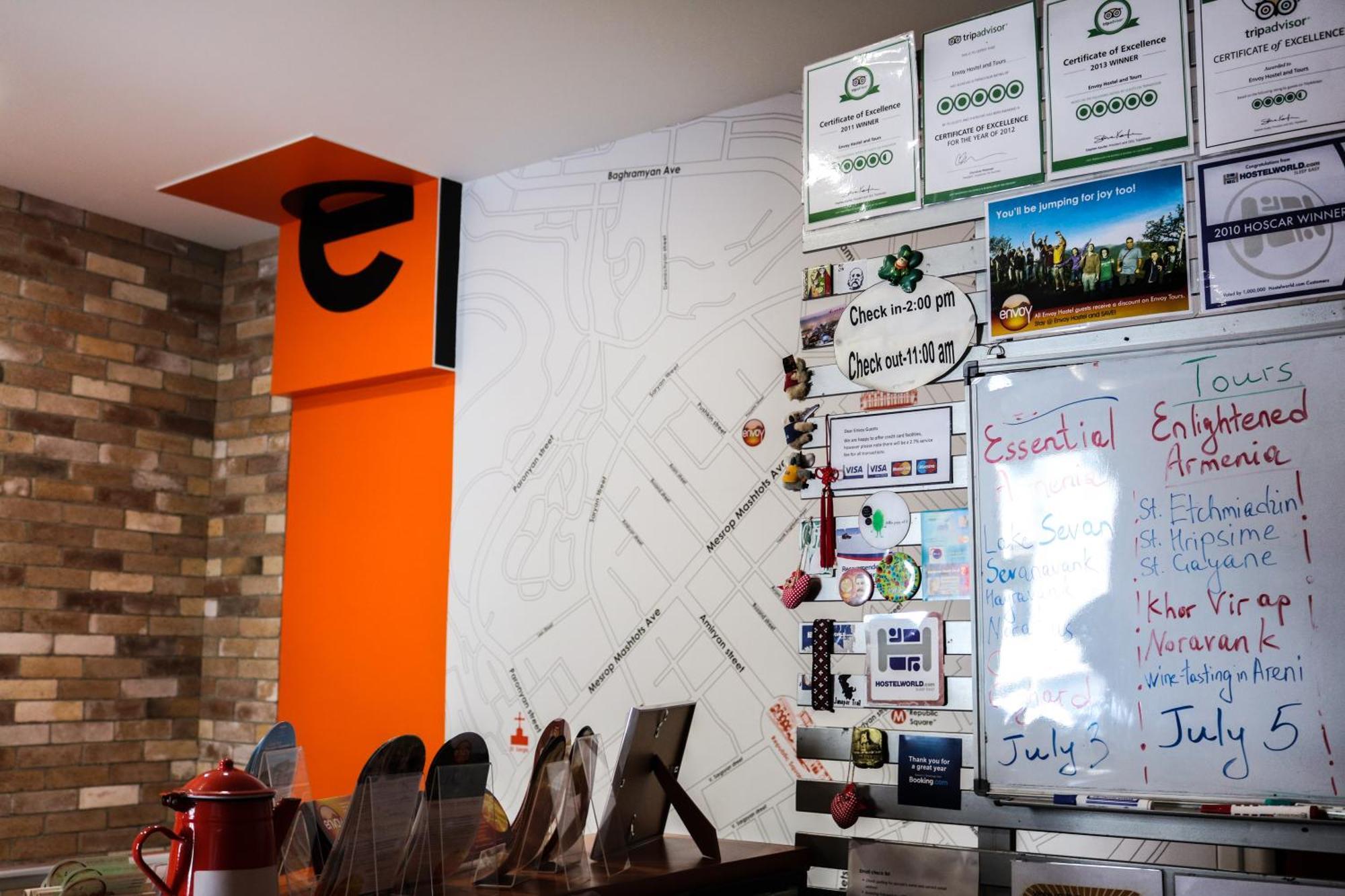 Envoy Hostel & Tours Yerevan Bagian luar foto